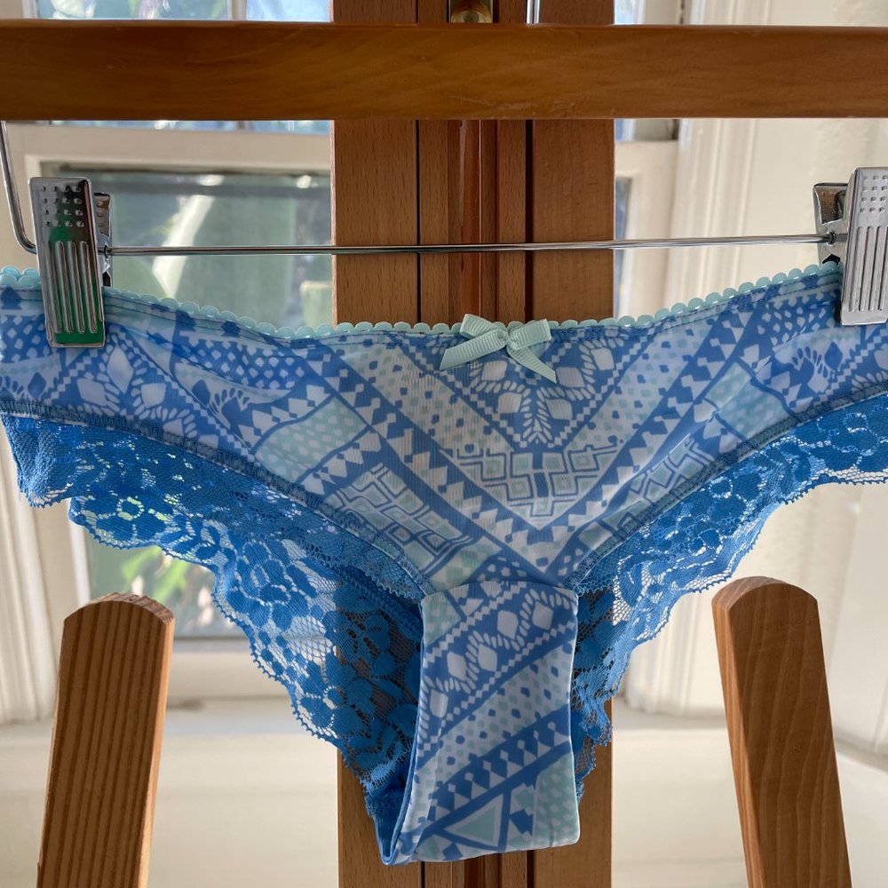 NWT - Gilly Hicks Hollister Women’s Soft Cheeky Underwear Blue Aztec Lace XS